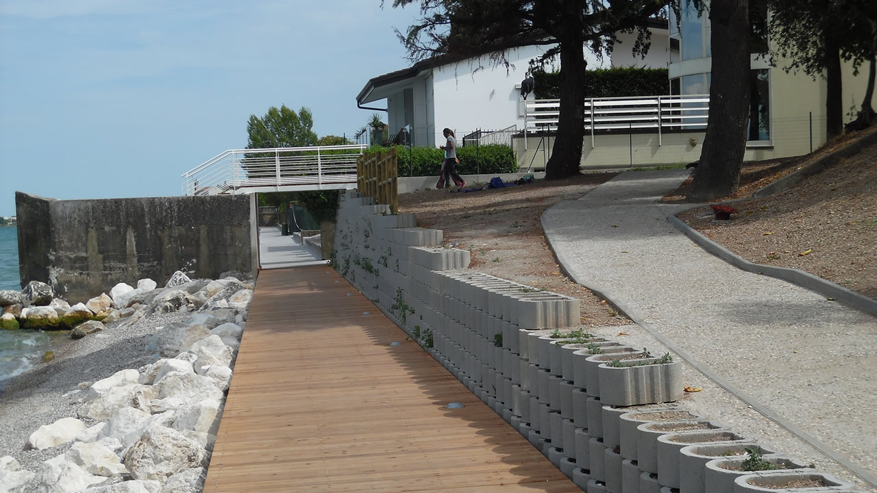 Manutenzione spiaggia lungo lago Desenzano d/G (BS)